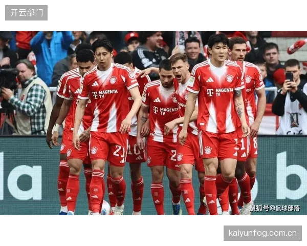 金玟哉携俱乐部三冠王荣誉出征世界杯，其巅峰状态和赢家心态将感染整个韩国防线。